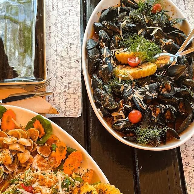 Dagnje i vongole na buzaru uz palentu i rižoto s gamberima